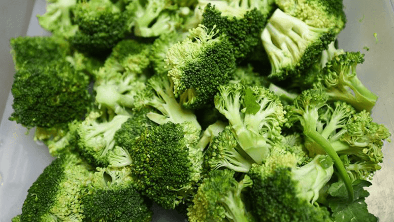 Is broccoli useful for weight loss and in what form and quantity to include it in the diet