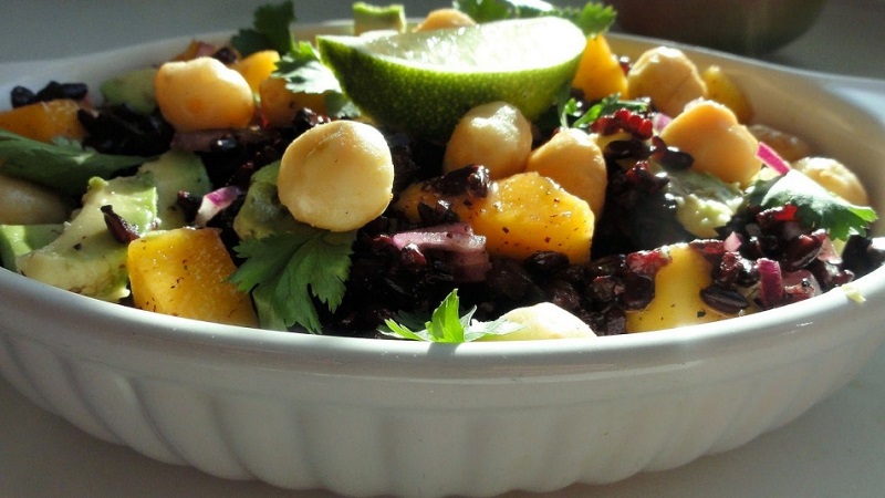 Where and how does macadamia nut grow and how is it used