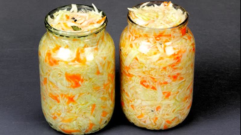 How to quickly cook cabbage with garlic in hot brine