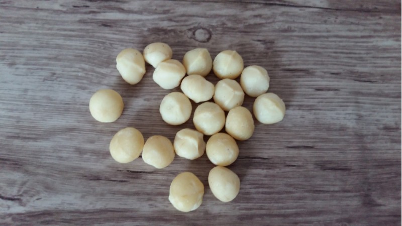 How and how much macadamia nut is consumed