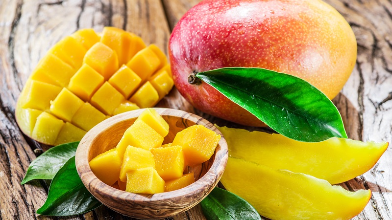 How to determine the degree of ripeness of a mango and ripen the fruit at home