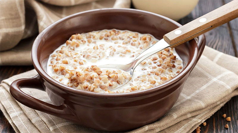How many proteins, fats and carbohydrates are in buckwheat and what else is it rich in?