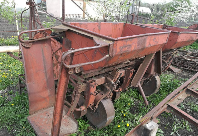 Overview of the model of mounted potato planter SN 4B