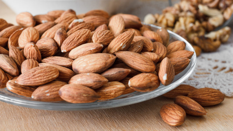 Where and how to store almonds at home, peeled and in shell