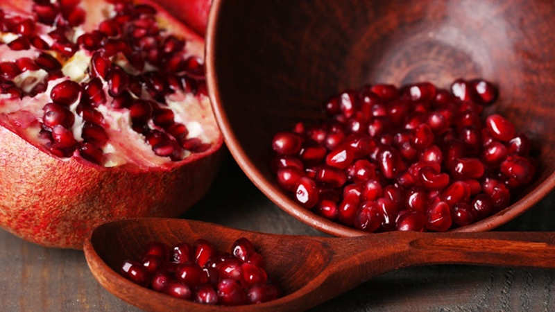 Is it possible to eat pomegranate at night and what harm and benefit from this can be