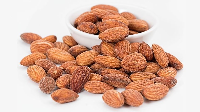 Where and how to store almonds at home, peeled and in shell