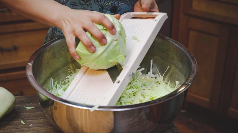 Is it possible to salt and ferment cabbage in a stainless saucepan