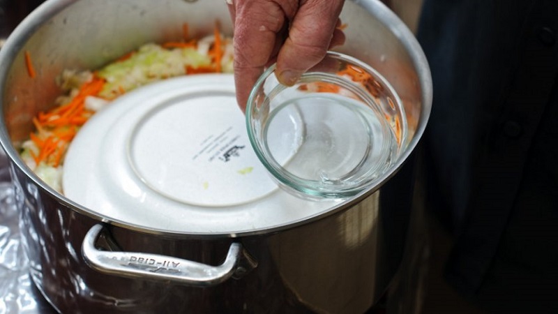Is it possible to salt and ferment cabbage in a stainless saucepan