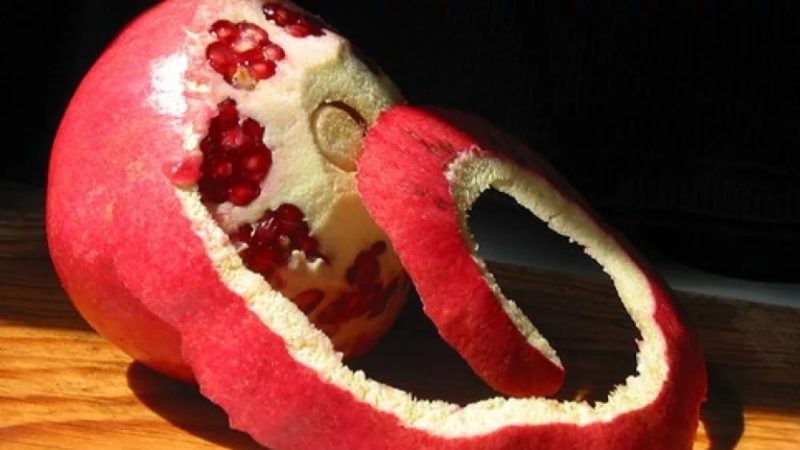 Useful properties of pomegranate peels and how to use them