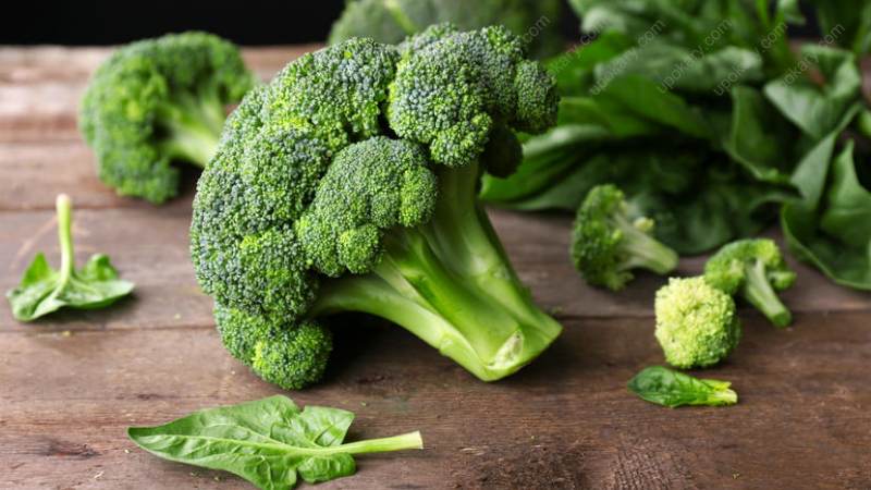 The benefits and harms of broccoli for women