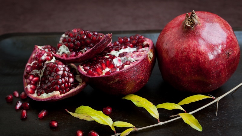 How to eat pomegranate (with or without seeds): life hacks for easy peeling
