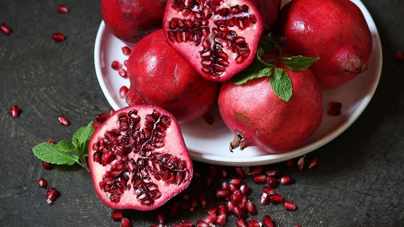 How to eat pomegranate (with or without seeds): life hacks for easy peeling