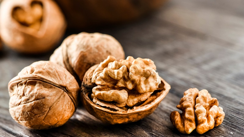 The benefits and harms of walnuts for women