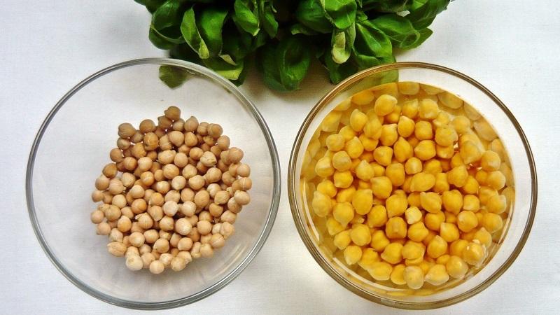 Compare chickpeas and peas: what is the difference and what is the similarity