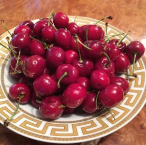 Recommendations on how to store cherries at home fresh and processed