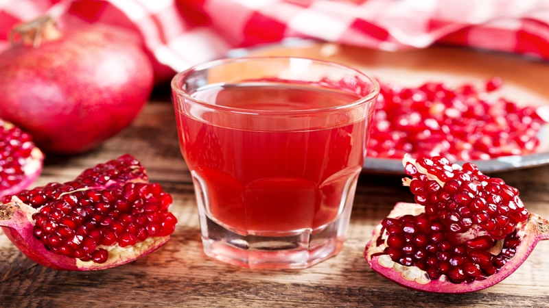 How to eat pomegranate (with or without seeds): life hacks for easy peeling