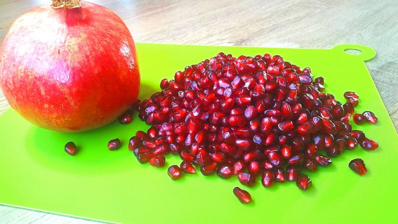 How to eat pomegranate (with or without seeds): life hacks for easy peeling