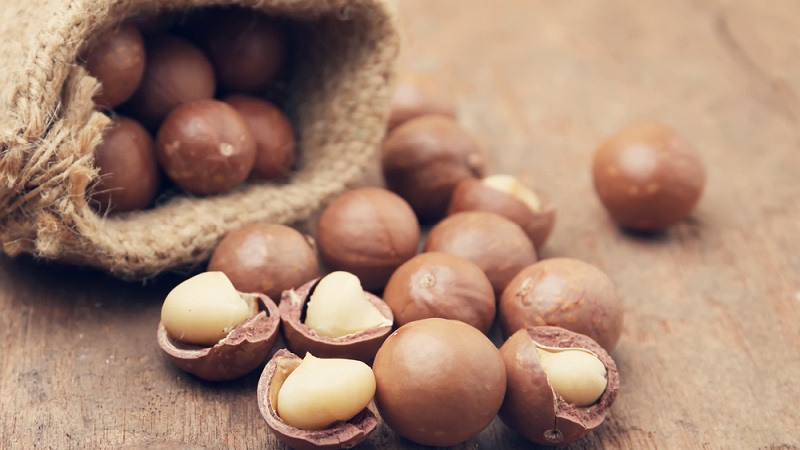 What does macadamia nut taste and smell like, how to eat it correctly