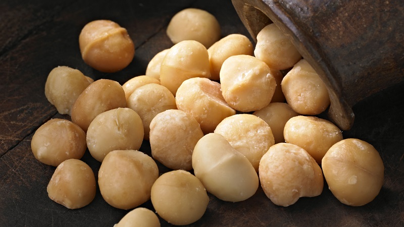 What does macadamia nut taste and smell like, how to eat it correctly