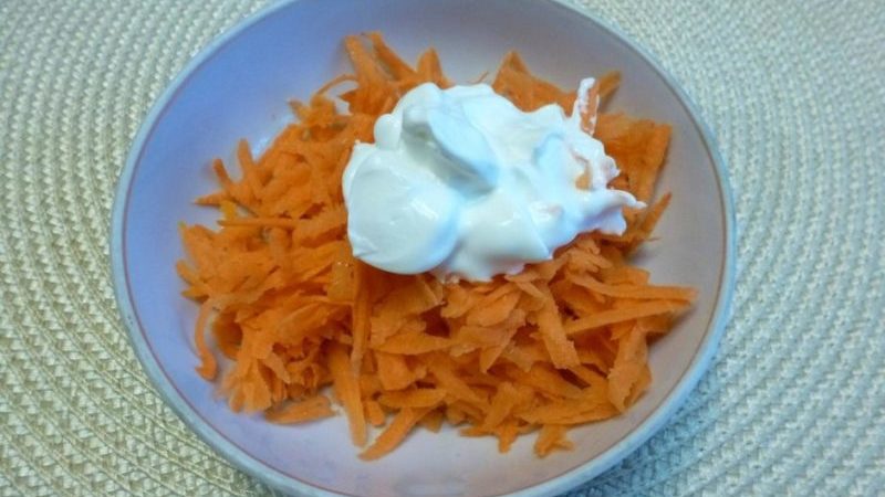 Useful properties of grated carrots with sour cream