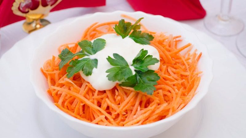 Useful properties of grated carrots with sour cream