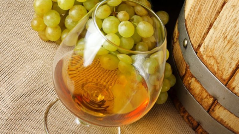 What French and Kuban grape varieties are used to make cognac