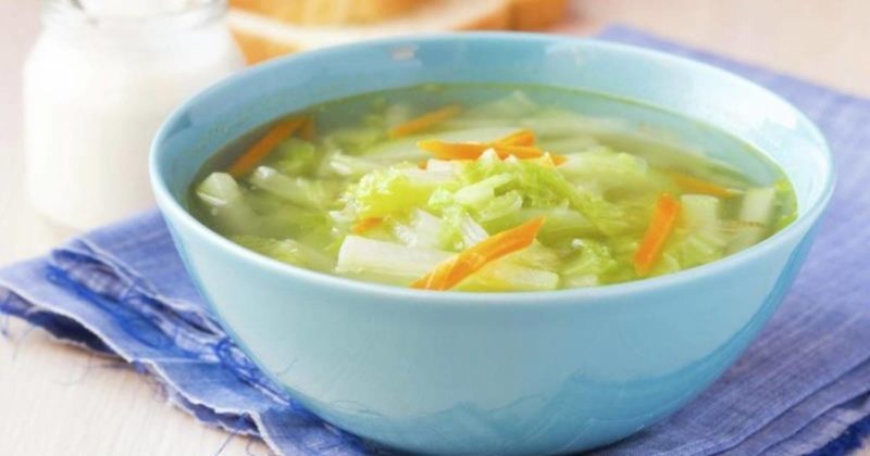 Is it possible for a young mother to eat Chinese cabbage while breastfeeding