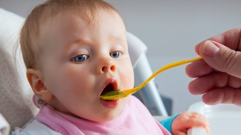 Is it possible for a young mother to eat Chinese cabbage while breastfeeding