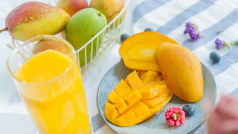 What is the harm and benefits of mango for a woman's body
