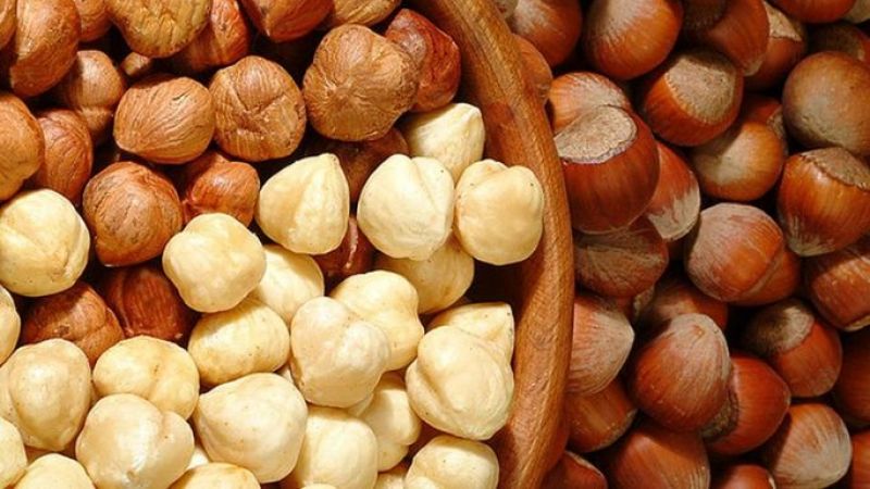 How many calories are in hazelnuts (in 100 g and in 1 piece)