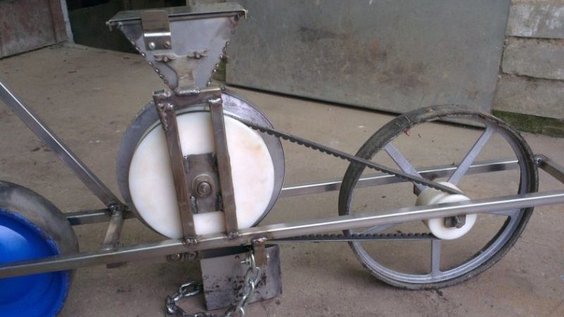 What is a corn seeder: how it works, a review of the best models and how to create it yourself