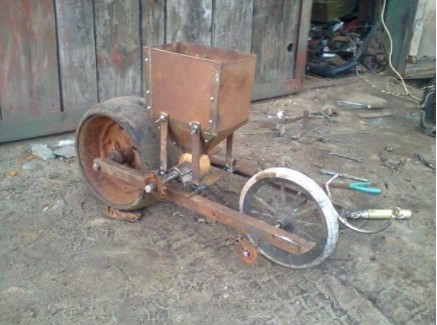 What is a corn seeder: how it works, a review of the best models and how to create it yourself