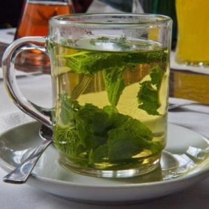 How to make tea from currant leaves and how it is useful for the body