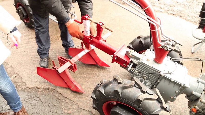 Technique for hilling potatoes with a walk-behind tractor