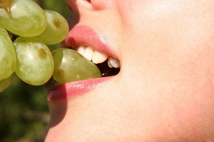 What is the calorie content of grapes, and how is it good for health