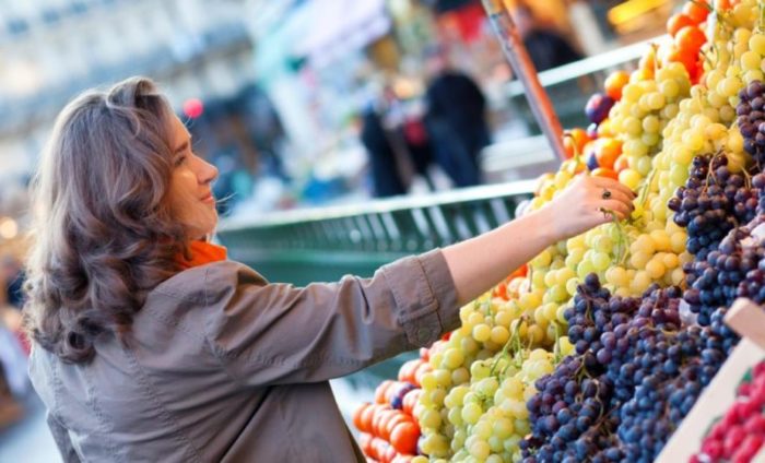 What is the calorie content of grapes, and how is it good for health
